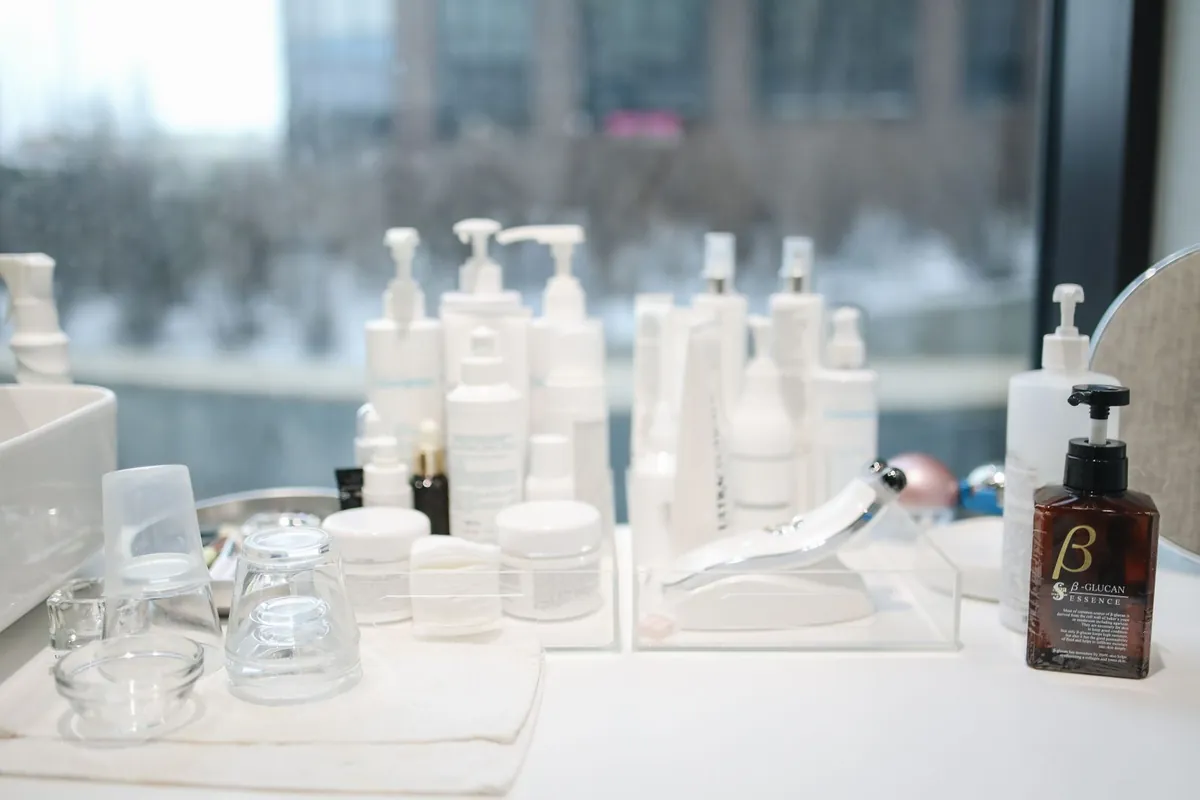 Productos de cosmética en la cabina